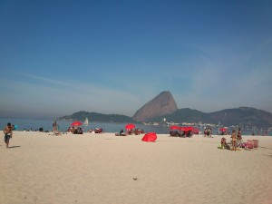 A praia do Flamengo é uma baía de águas tranquilas
