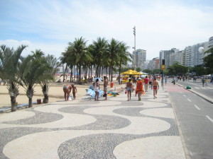 Caminhar pelo calçadão de Copacabana e Ipanema é bem gostoso